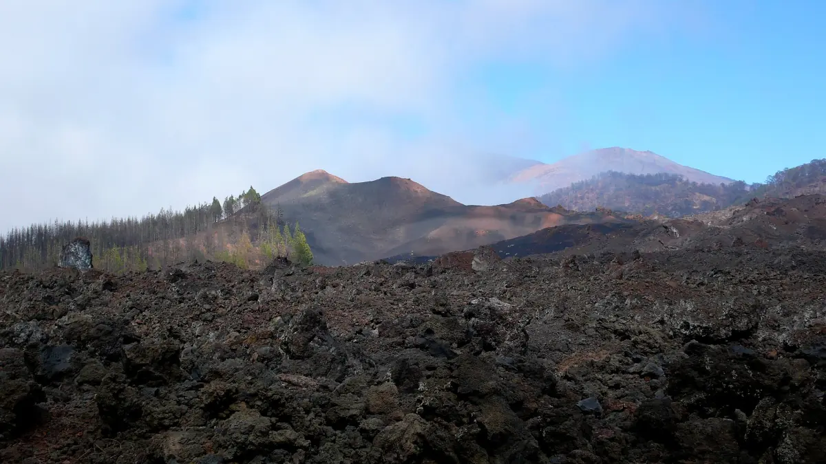 Alte Lavaströme beim Chinyero, dahinter der Teide