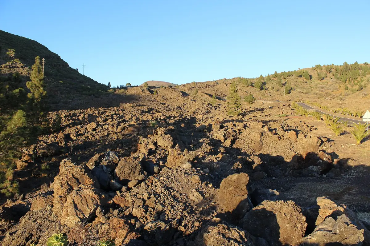 Lava und Kiefern in den Hügeln bei Arguayo