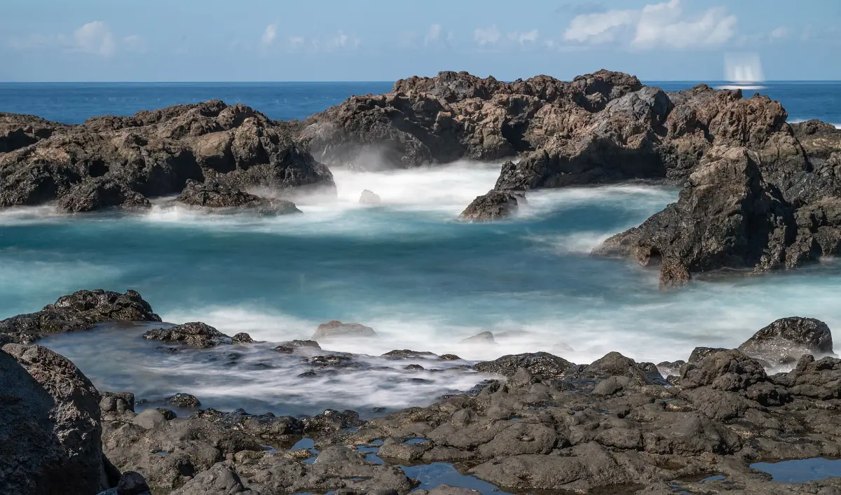 Wellen über Lavafelsen bei Puerto de Santiago