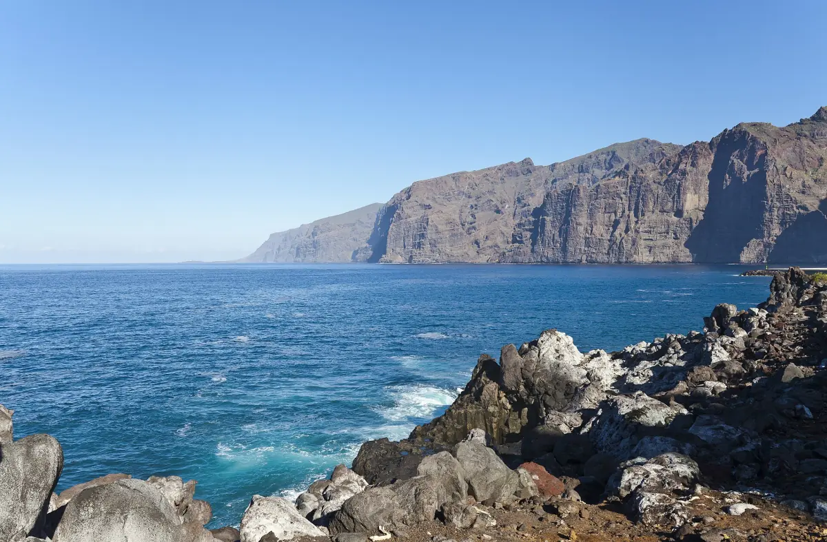 Die Klippen von Los Gigantes hinter einer felsigen Lavaküste
