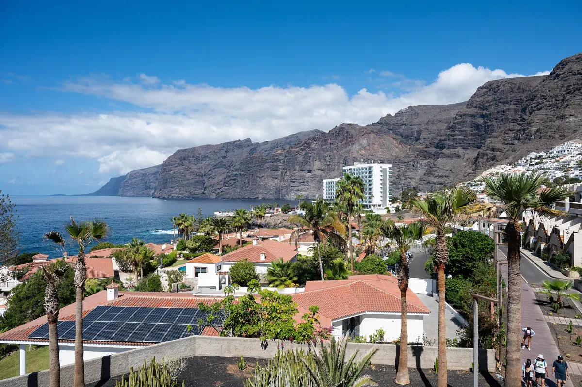 Häuser von Los Gigantes mit den Klippen im Hintergrund