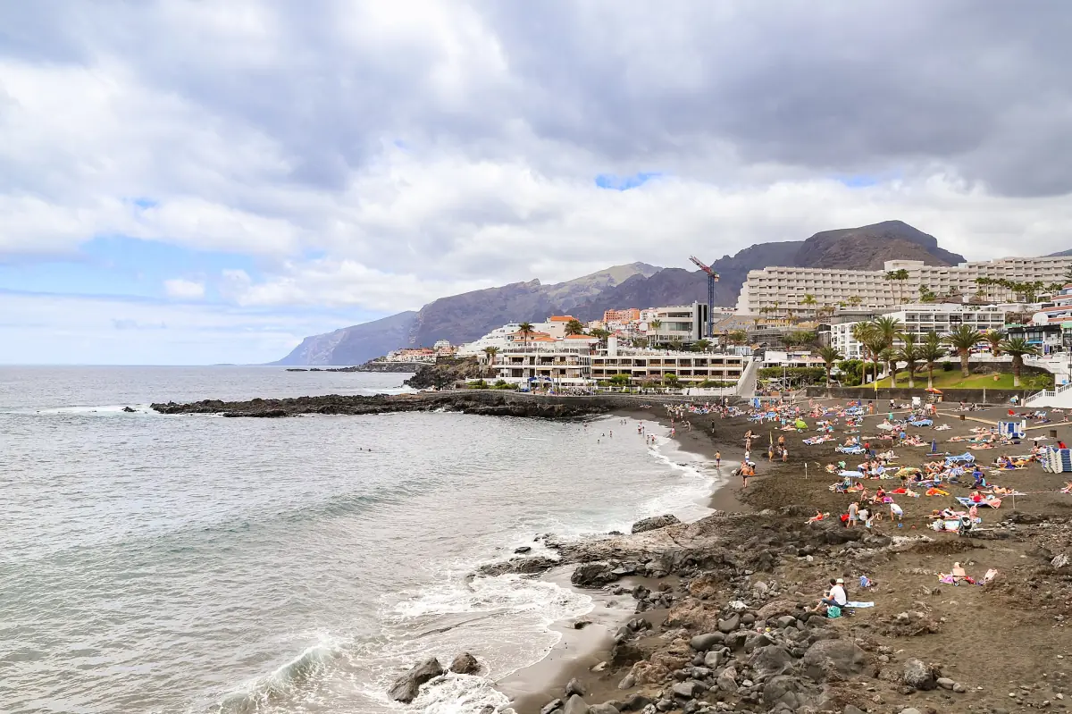 Der schwarze Sand der Playa de la Arena mit Hotels dahinter