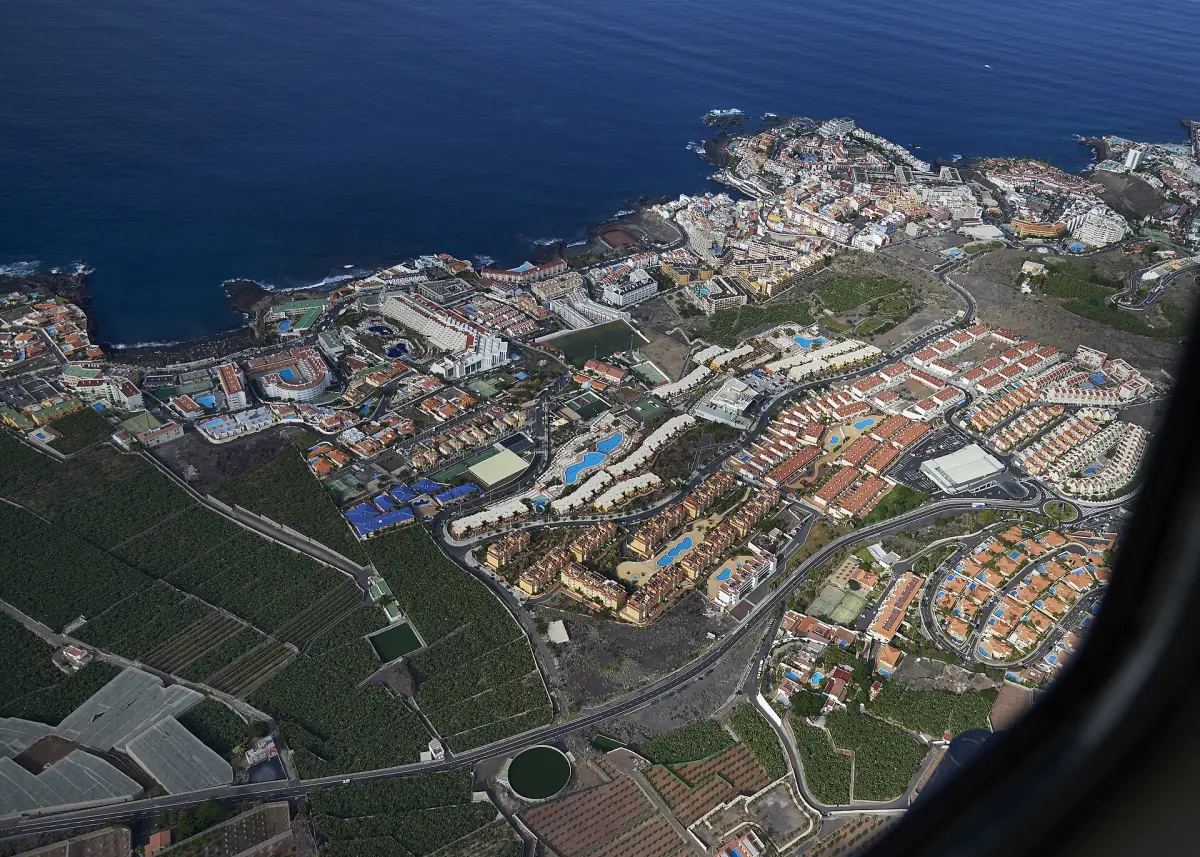 Luftbild der Playa de la Arena und von Los Gigantes