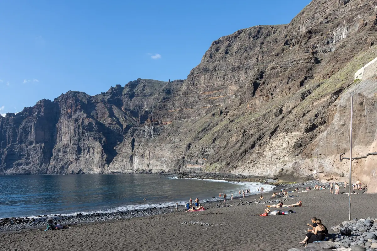Die Playa de los Guíos unter den Klippen von Los Gigantes