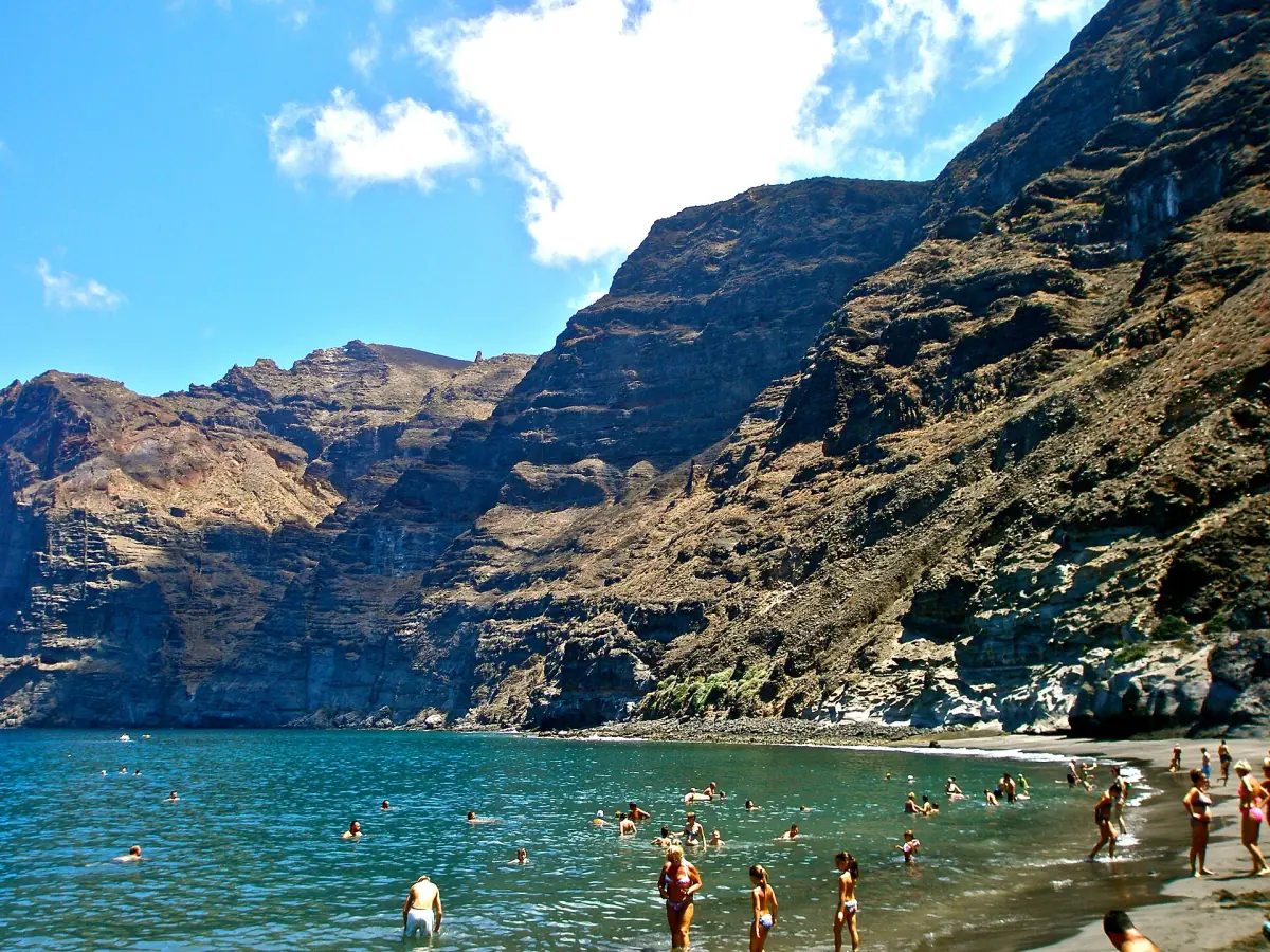 Badende in der Bucht der Playa de los Guíos