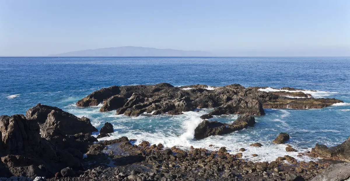Die felsige Küste bei Puerto de Santiago