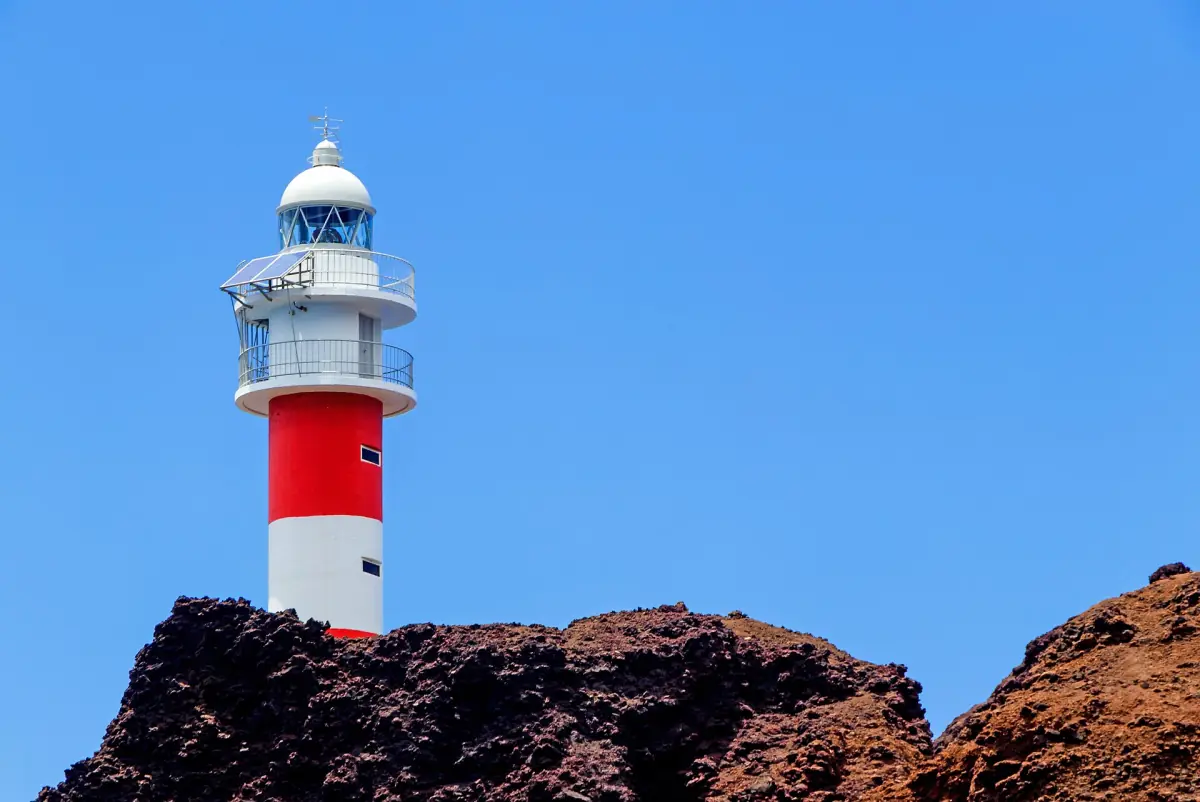 Der rot-weiße Leuchtturm an der Punta de Teno