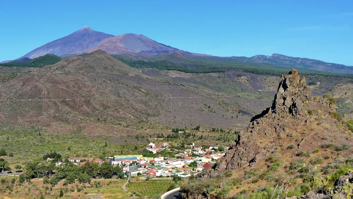 Der Ort Santiago del Teide mit dem Teide dahinter