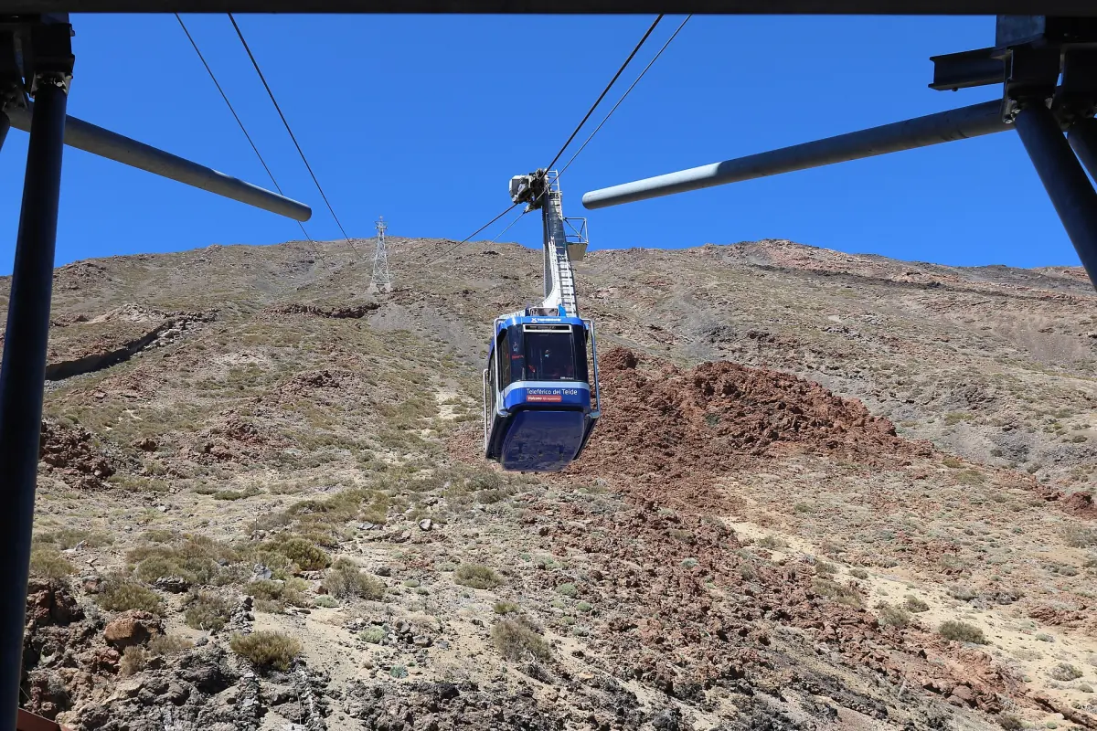 Eine Kabine der Teide-Seilbahn über den Lavahängen