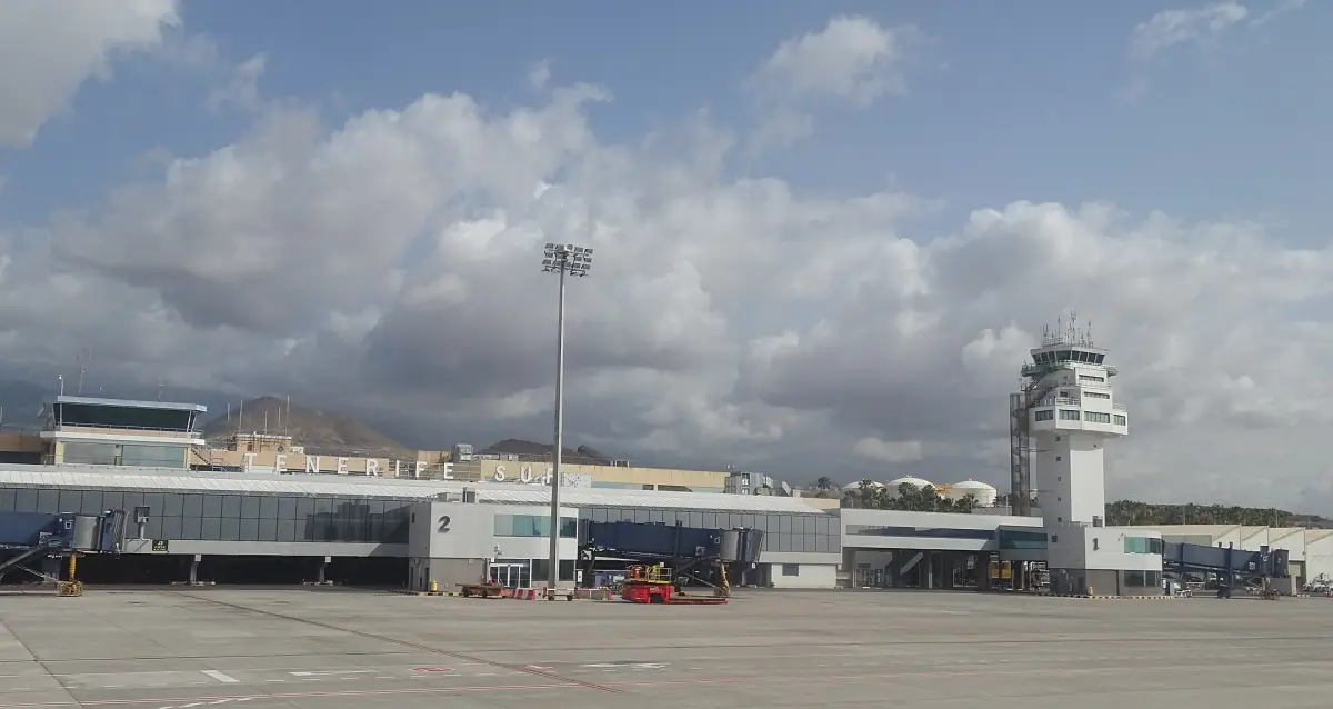 Terminal und Tower am Flughafen Teneriffa Süd