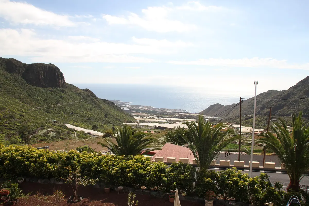 Blick von Tamaimo hinunter nach Puerto de Santiago und aufs Meer